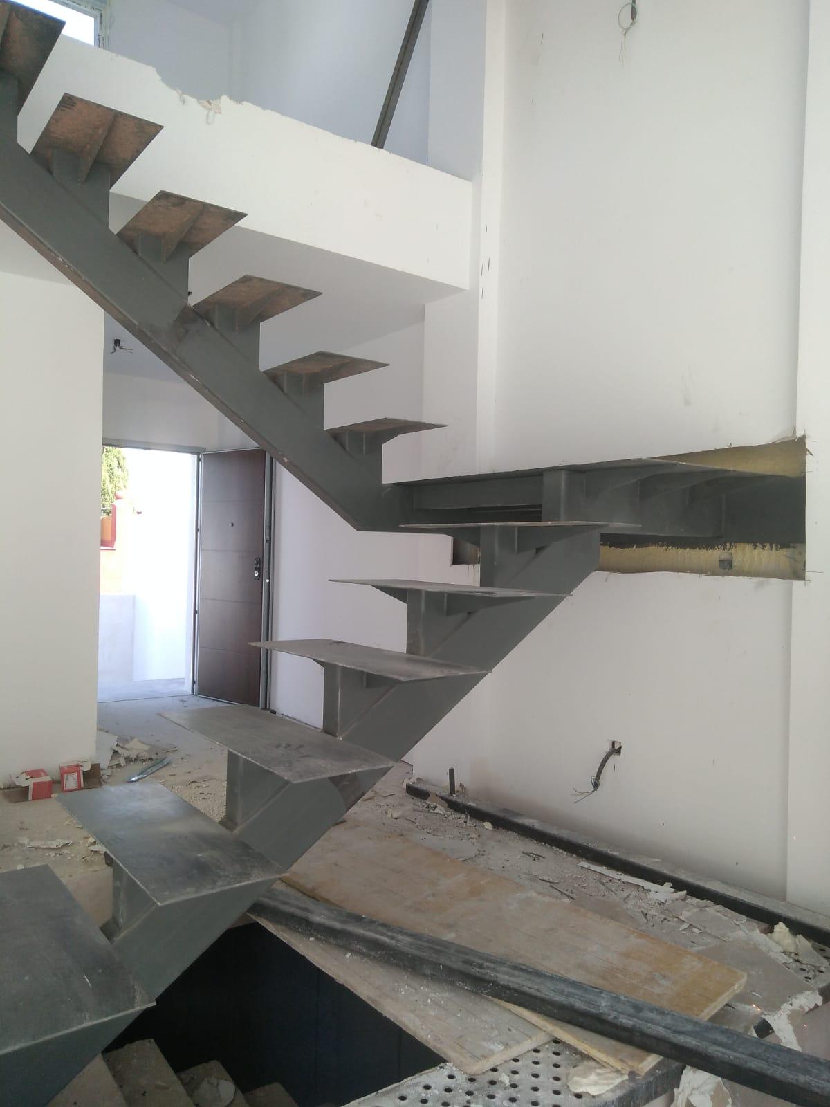 Escaleras metálicas, trabajos en viviendas